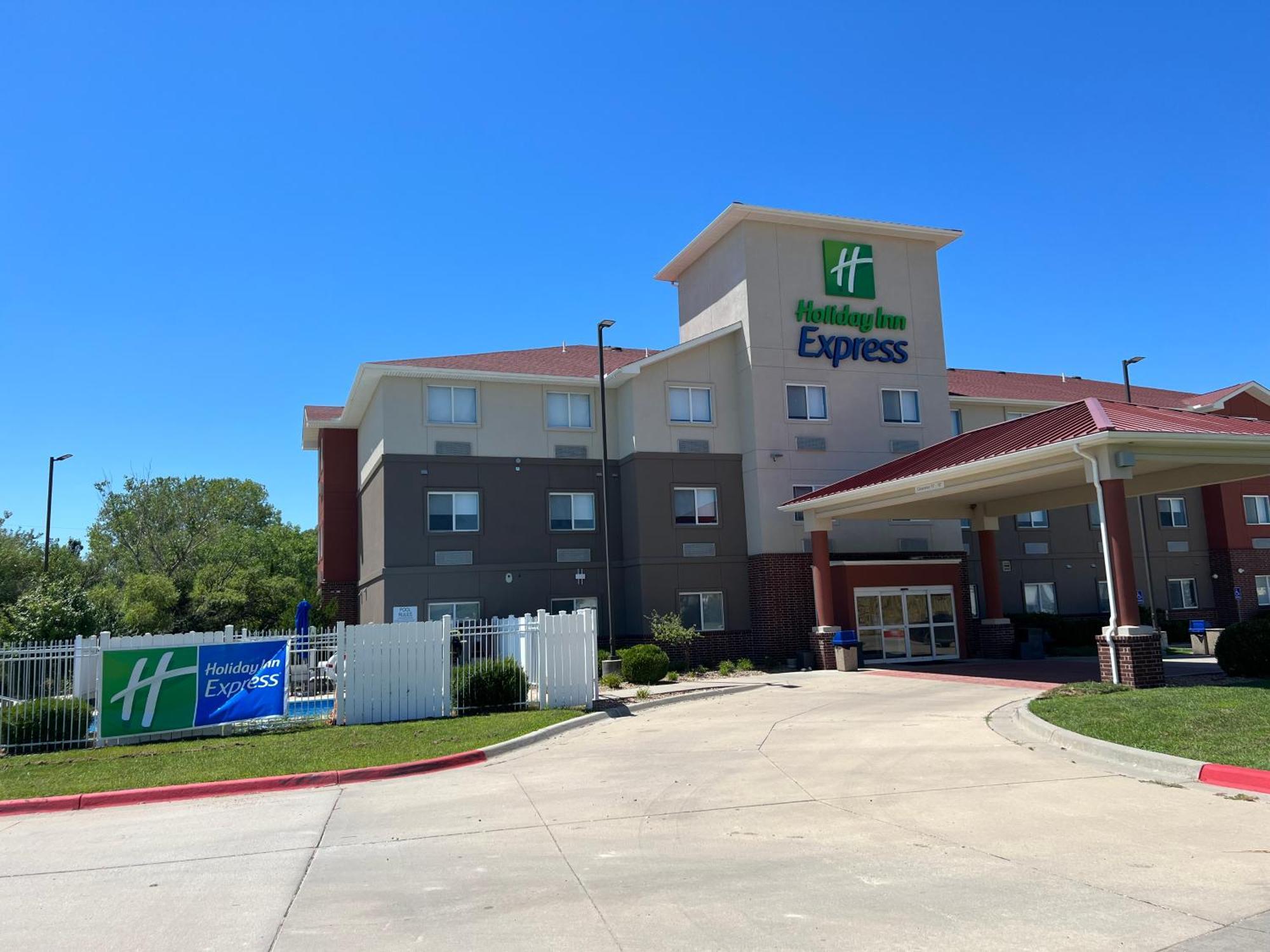 Holiday Inn Express - Wichita North - Park City By Ihg Eksteriør bilde